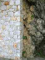 Mauer und Felsen