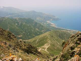 Blick vom höchsten Punkt des Berges hinunter nach Sfinari