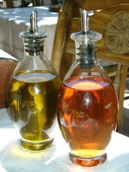 kretischer Essig und frisches Olivenl