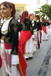 stolze Trachtentr�gerinnen auf Kreta