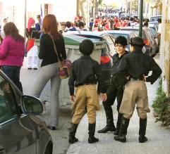 mit kretischer Freiheitsk�mpfertracht f�hlen sich auch schon die Kleinen ganz gro�