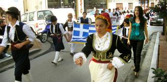 die Lehrerin gibt das Kommando zum Gleichschritt