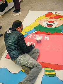 Tasso ruht vom Oragnisieren aus und malt...