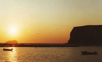 Sonnenuntergang, die Ratte und zwei Fischerboote