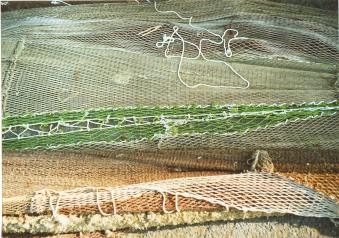 bunte Fischernetze am Hafen trocknen in der Sonne