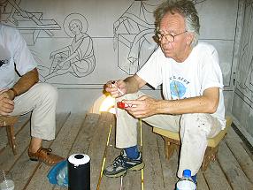 Giannakakis vor einer unfertigen Wandbemalung in 5 meter H�he