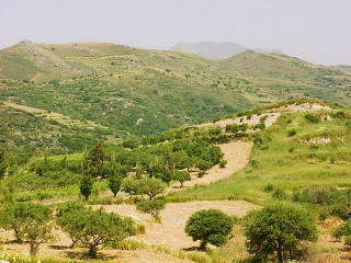 Lousakies, inmitten der Berge gelegen