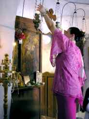 Handlung vor dem Altar