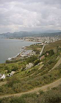 Der Weg schl�ngelt sich bis nach Kissamos hinunter