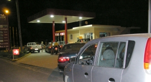 letztes Benzin wird verkauft, Streik!