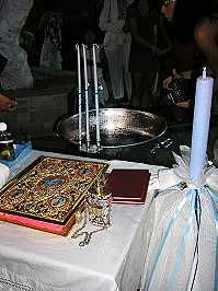 Im Mittelpunkt steht Taufbecken und Bibel