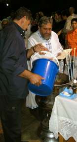 Das Taufbecken wird mit Wasser gef�llt