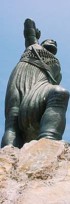 Lewfteris Venizelos in kretischer Tracht auf einem Felsen