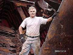 starke M�nner entsorgen den Frachter