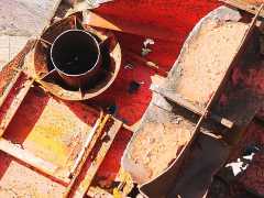 abgetrennter Mast am Rumpf des alten Frachtschiffs